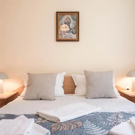 Aristocratic To The Sea Garden Appartement