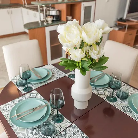 Aristocratic To The Sea Garden *