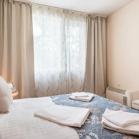 Aristocratic To The Sea Garden