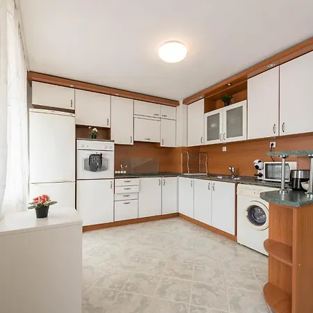Aristocratic To The Sea Garden Apartamento Varna