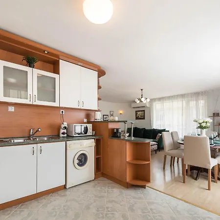 Aristocratic To The Sea Garden *