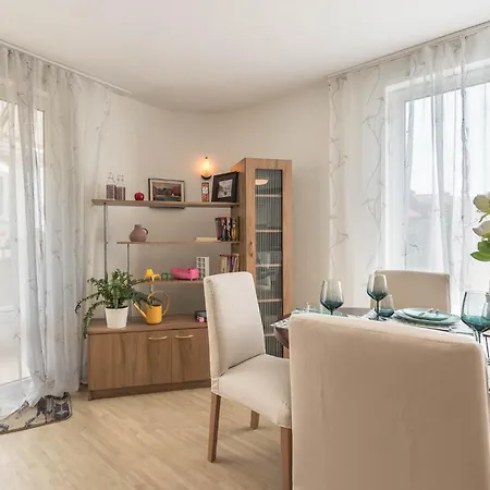 Aristocratic To The Sea Garden *